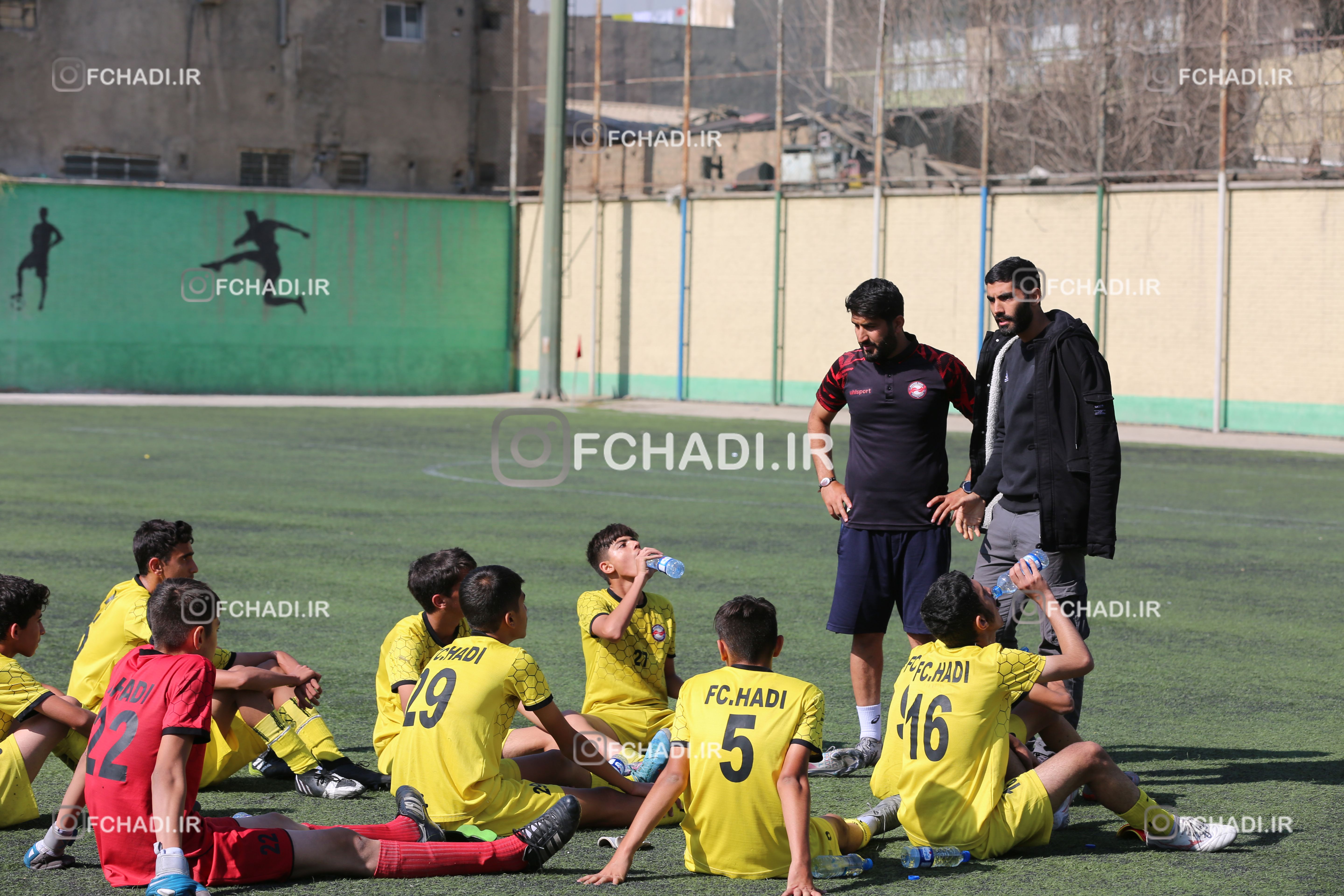 محمد انصاری در جمع تیم نوجوانان آکادمی فوتبال هادی